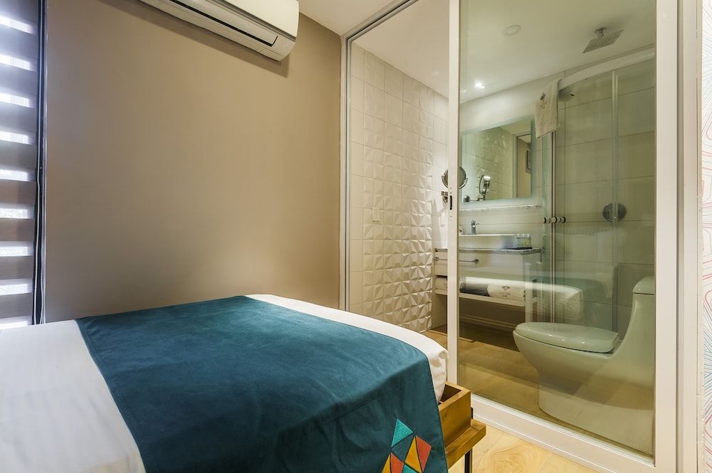 Design Suite, Private Bathroom