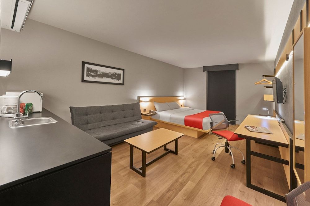 City Express Plus by Marriott Ciudad de México Mundo E Superior Room, 1 Queen Bed with Sofa bed 7
