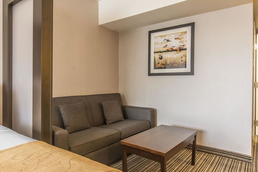 Comfort Suites Downtown Standard Room, 2 Queen beds with sofabed 5