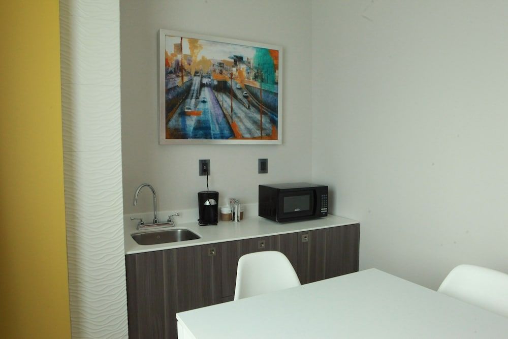 Hampton Inn & Suites by Hilton Aguascalientes Airport Suite, 1 King Bed, Non Smoking 5