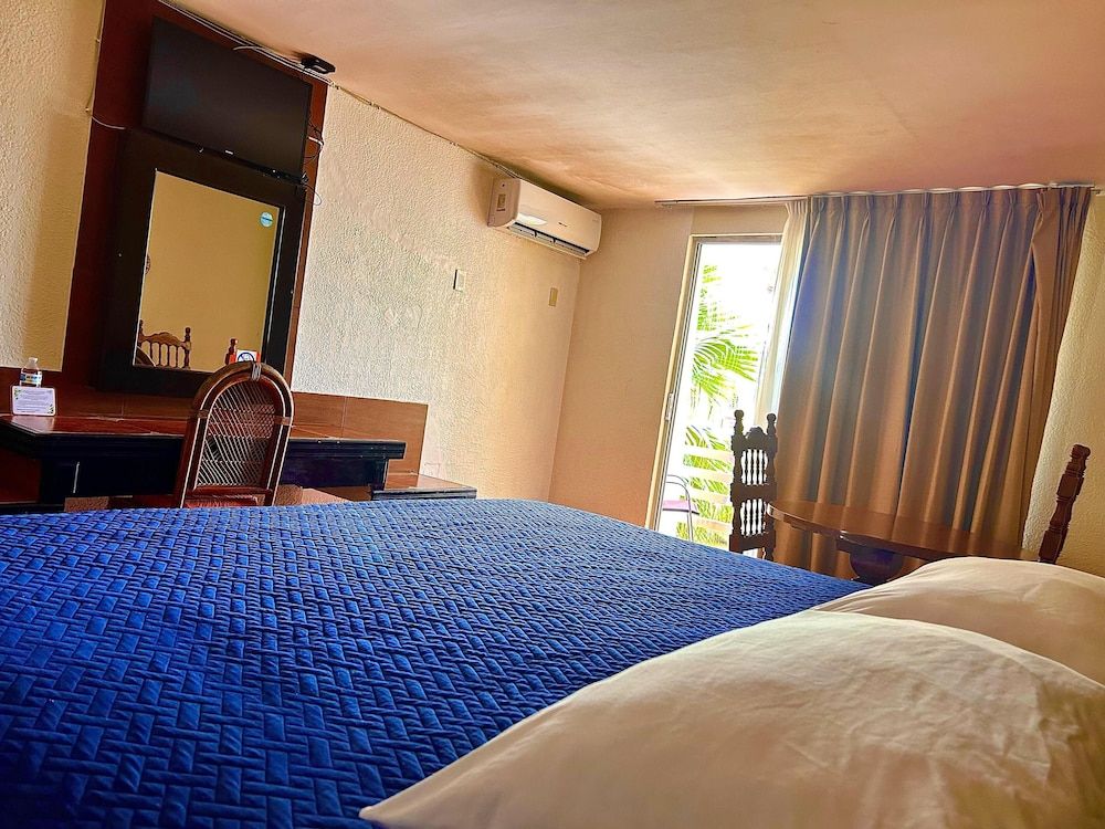 VF Villa Florencia Hotel Standard Room, 1 King Bed, Non Smoking, Pool View 2