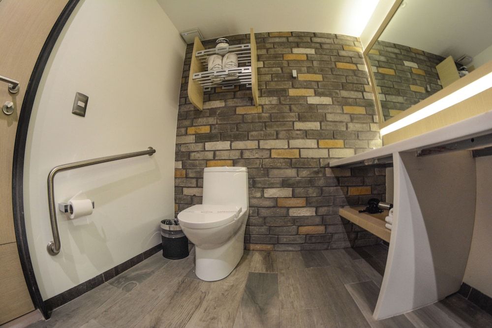 Hotel Punto MX Junior Suite, 1 Cama King Size, Accesible Silla de Ruedas, No Vista, No Fumar 4