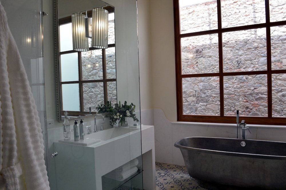 Hotel Casa Blanca 7 Grand Suite, 1 King Bed 9