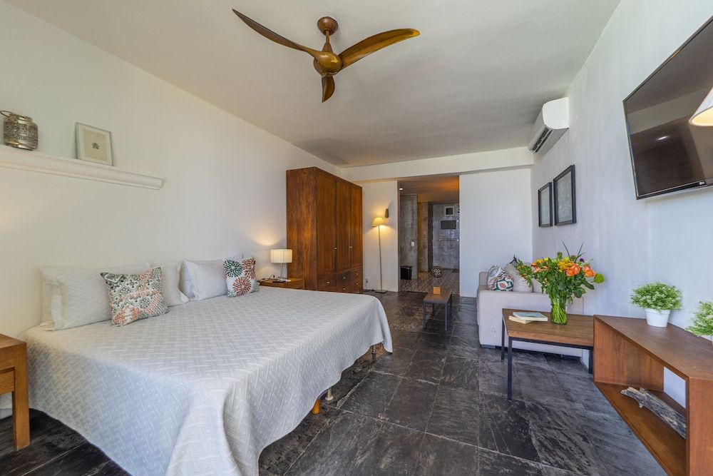 Luxury Studio Suite, 1 King Bed, Hot Tub, Ocean View