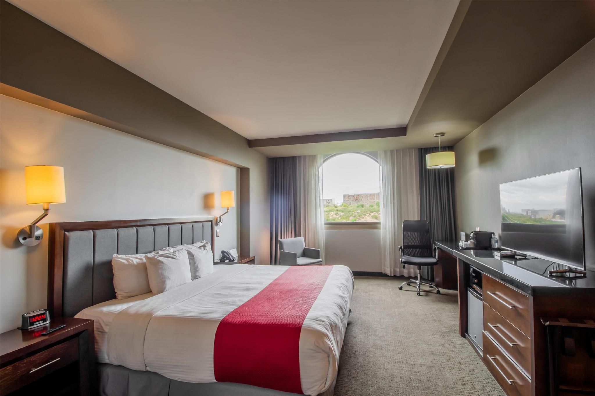 1 King Bed, Nonsmoking, Connecting Rooms