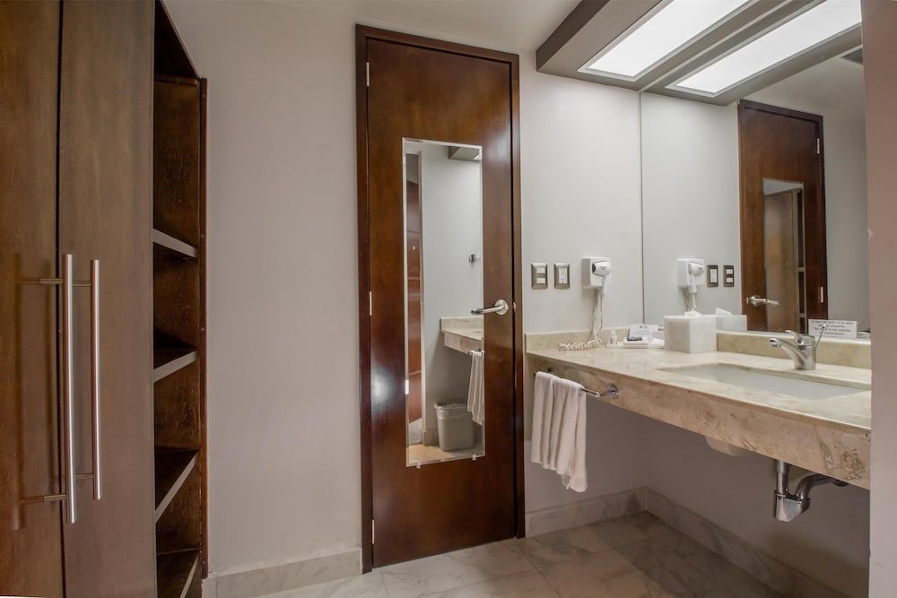 Best Western Plus Santa Cecilia Pachuca Standard Room, 2 Queen Beds, Non Smoking, Connecting Rooms 4