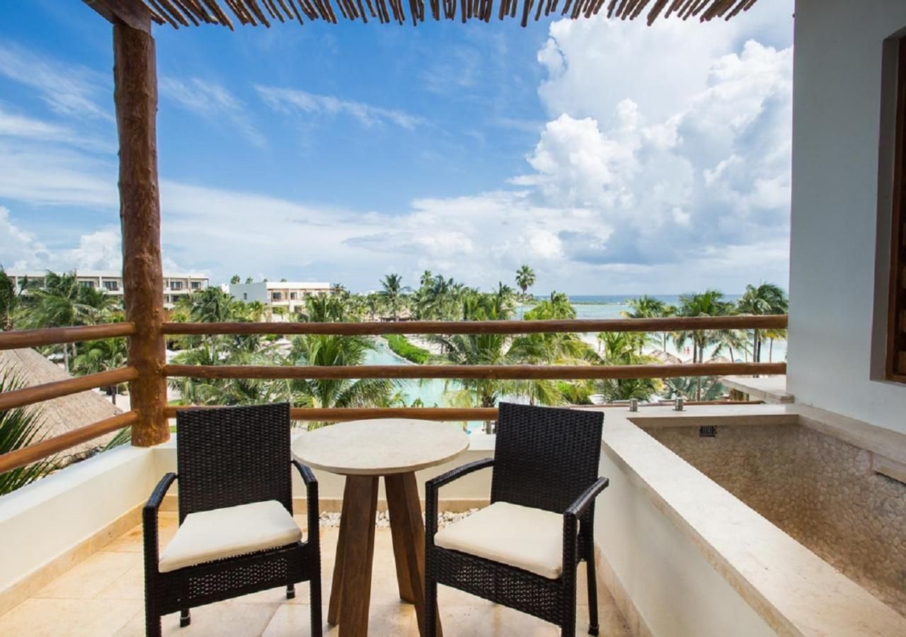 Preferred Club Junior Suite Ocean Front King - All Inclusive
