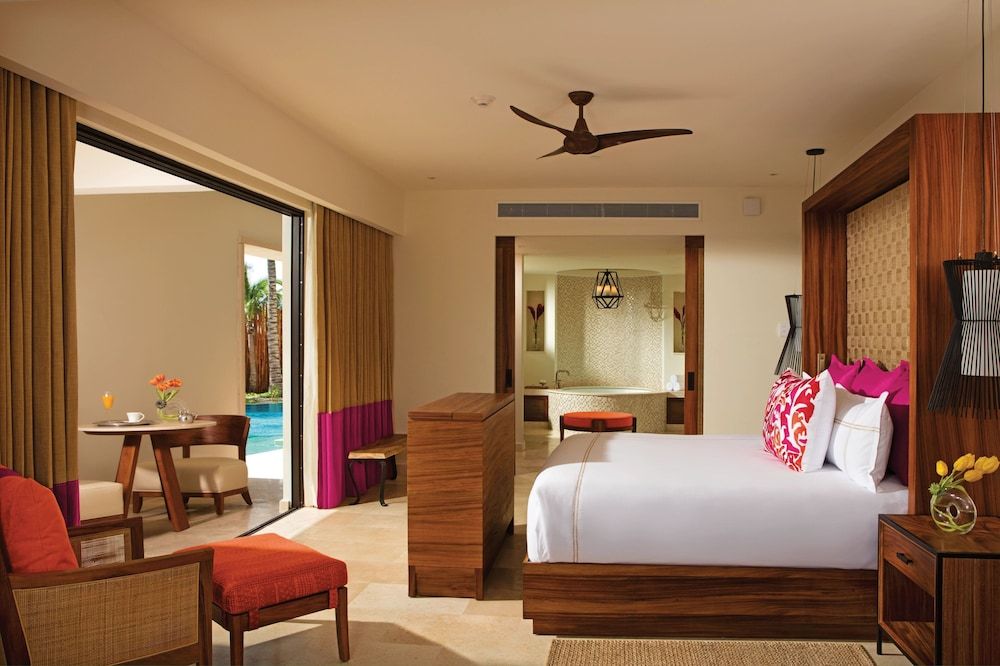 Romance Master Suite Swim Out King