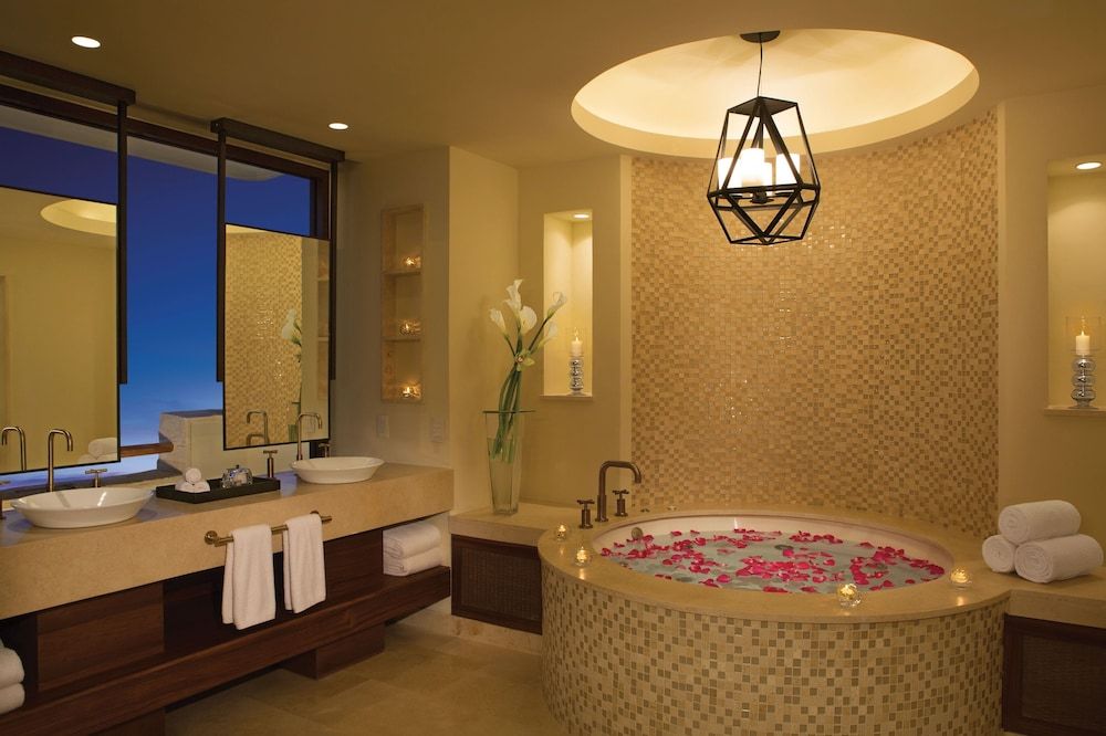 Romance Master Suite Swim Out King