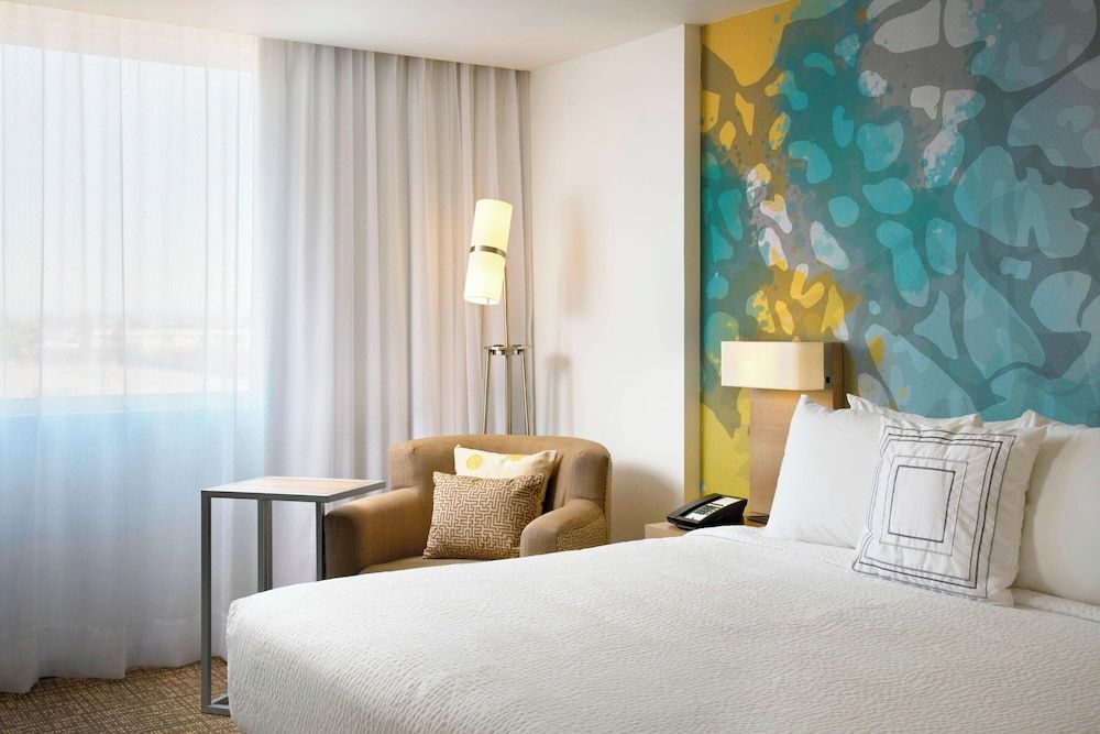 Courtyard by Marriott Hermosillo Room, 1 King Bed, Non Smoking 4