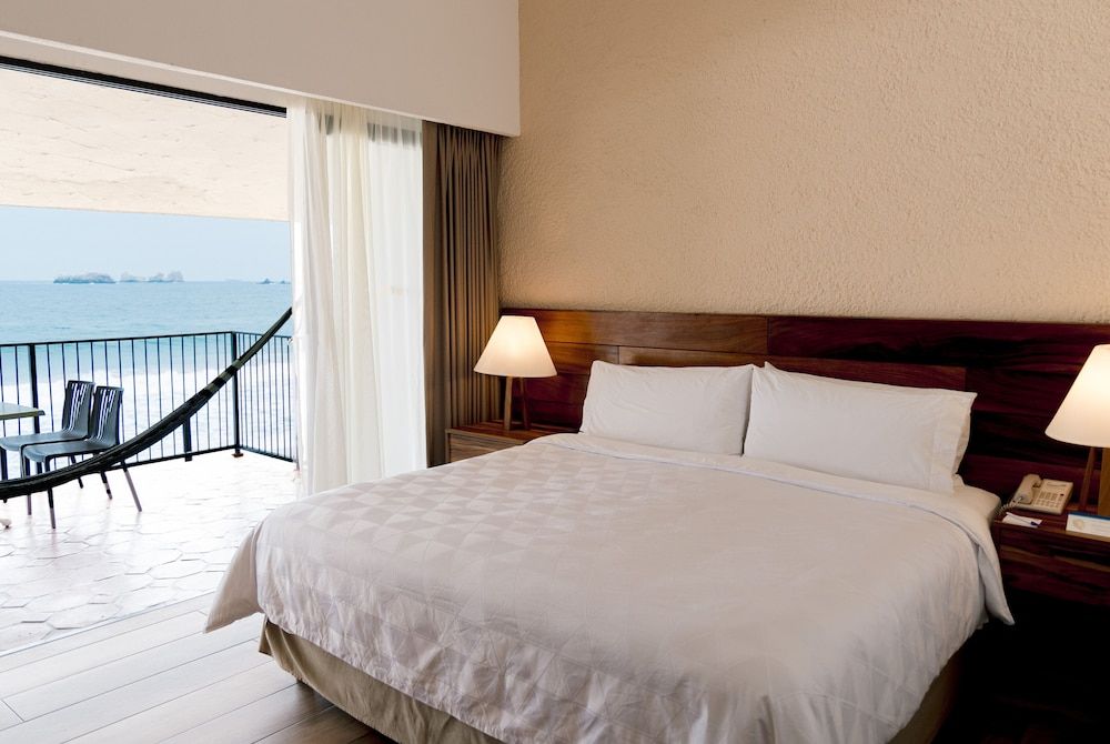 Standard Room, 1 King Bed, Oceanfront