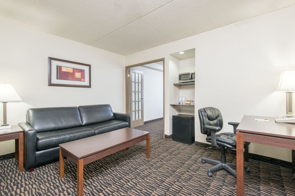 Ramada Plaza by Wyndham Niagara Falls Suite, 1 King Bed 5