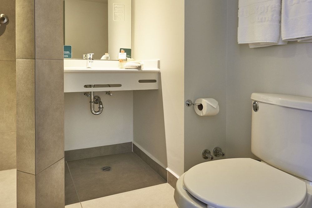 City Express Junior by Marriott Tuxtepec Room, 1 Queen Bed 6