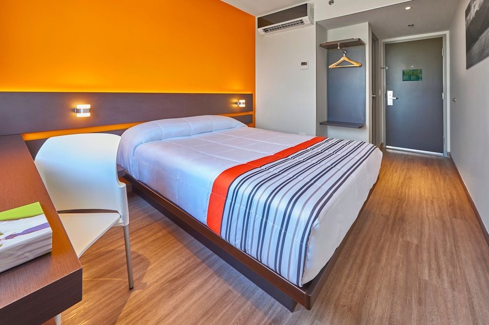 City Express Junior by Marriott Tuxtepec Room, 1 Queen Bed 2