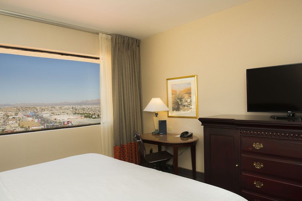 Sheraton Chihuahua Soberano Room, 1 King Bed, City View 8