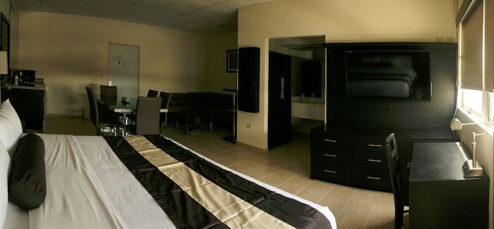 Hotel El Camino Inn & Suites Suite, 1 King Bed 5