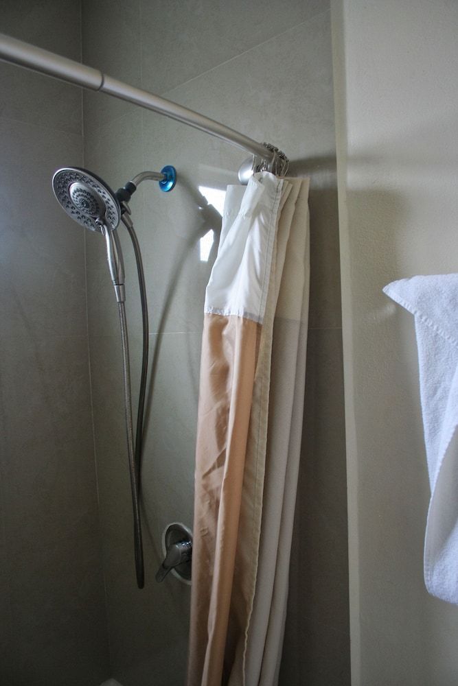 Hotel El Camino Inn & Suites Suite, 1 King Bed 4