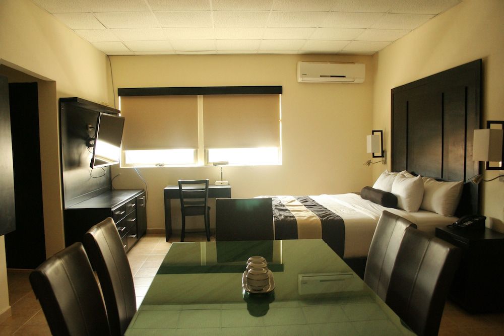 Hotel El Camino Inn & Suites Suite, 1 King Bed 2