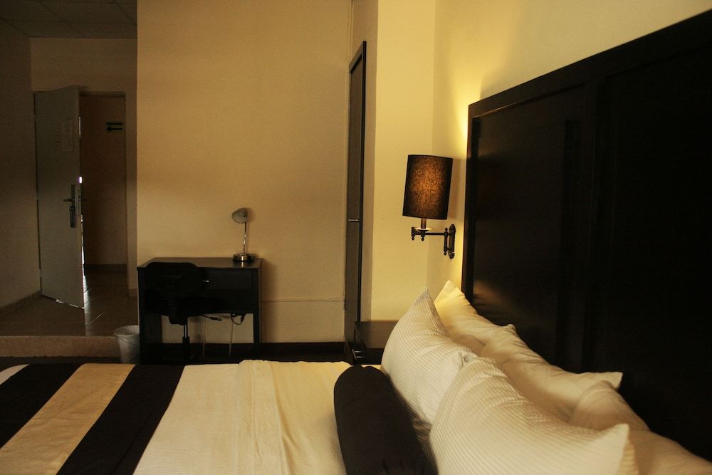 Hotel El Camino Inn & Suites Standard Room 6