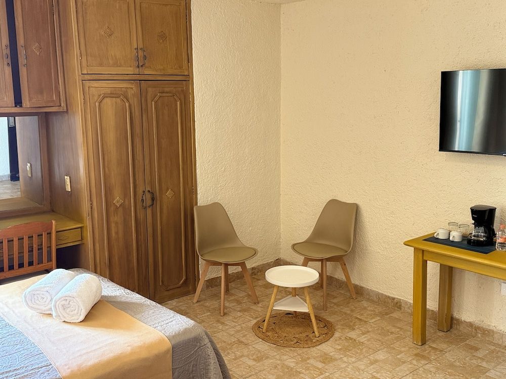 Luciana Hotel & Beach Club Deluxe Room 9