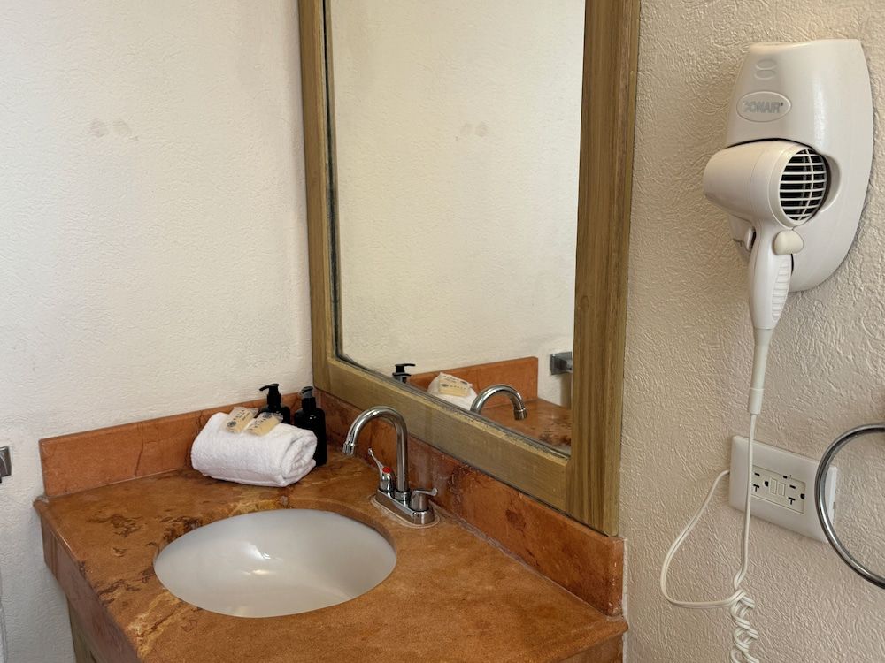 Luciana Hotel & Beach Club Deluxe Room 7