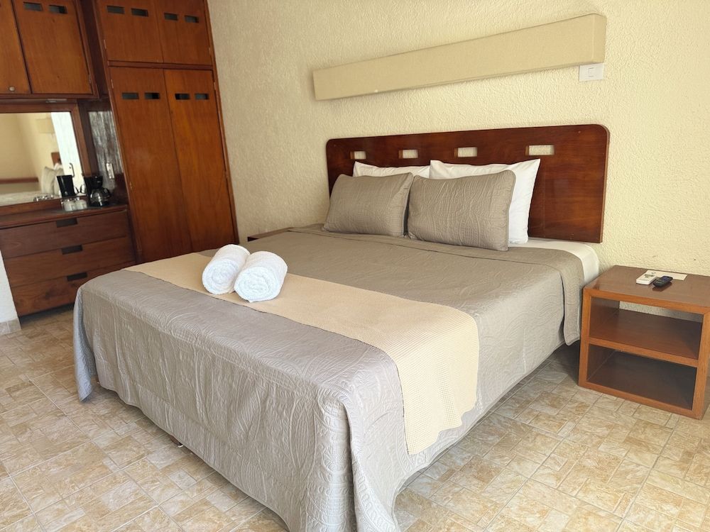 Luciana Hotel & Beach Club Deluxe Room 4