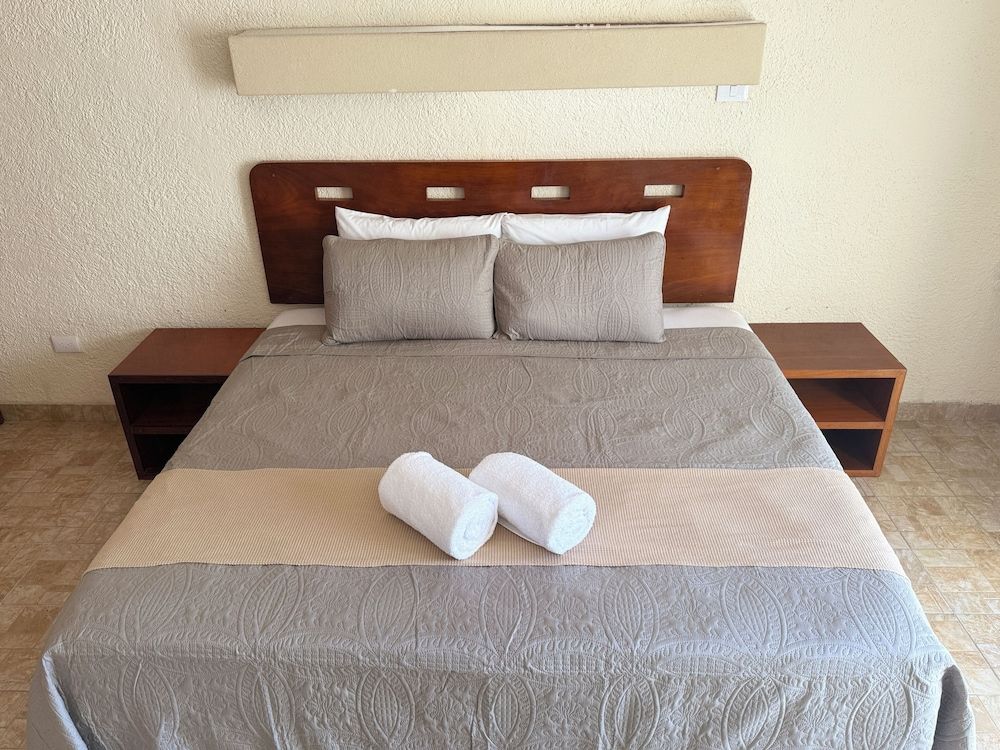 Luciana Hotel & Beach Club Deluxe Room 3