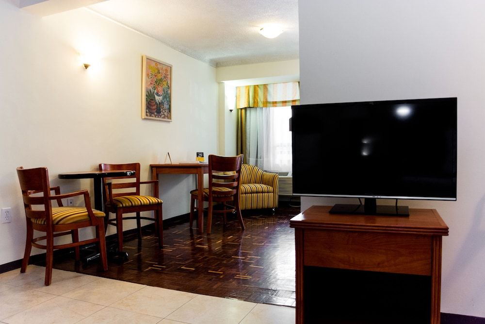 Hafersons Inn Hotel & Suites Junior Suite, 2 Double Beds 6