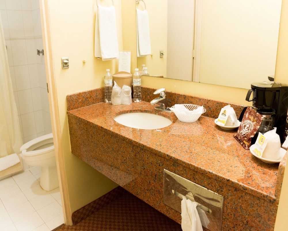 Hafersons Inn Hotel & Suites Standard Room, 1 King Bed, Non Smoking 5