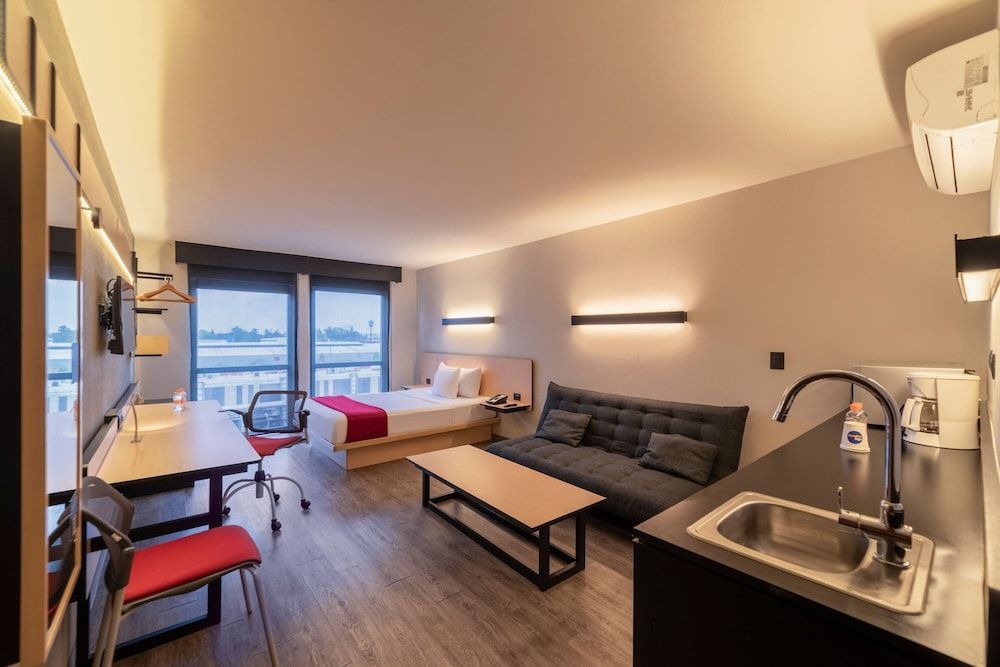 City Express Plus by Marriott Guadalajara Palomar Superior Room, 1 Queen Bed with Sofa bed 4