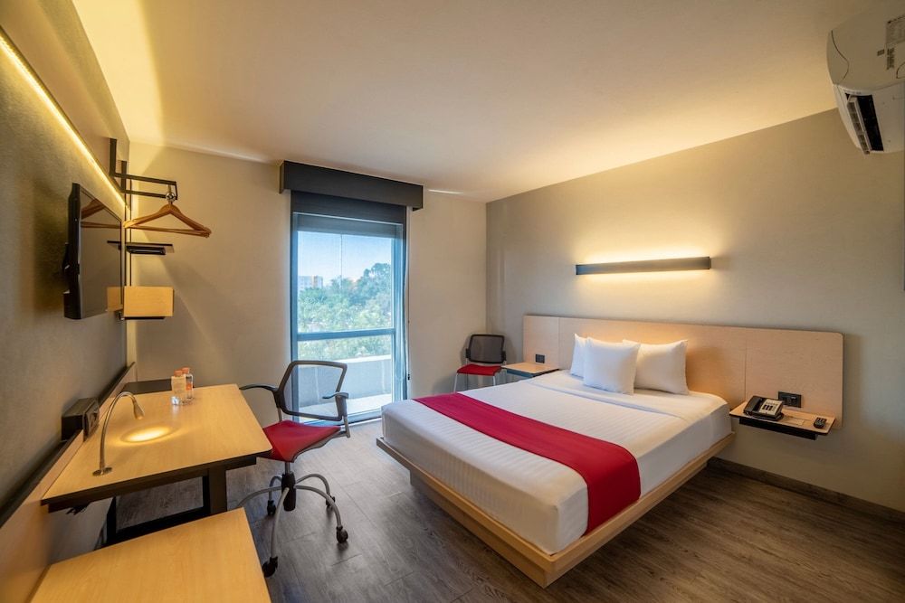 City Express Plus by Marriott Guadalajara Palomar Room, 1 Queen Bed 2