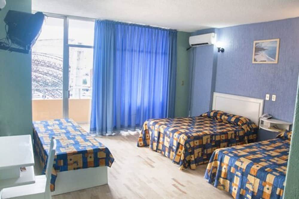 Dorados Acapulco Family Room, Multiple Beds