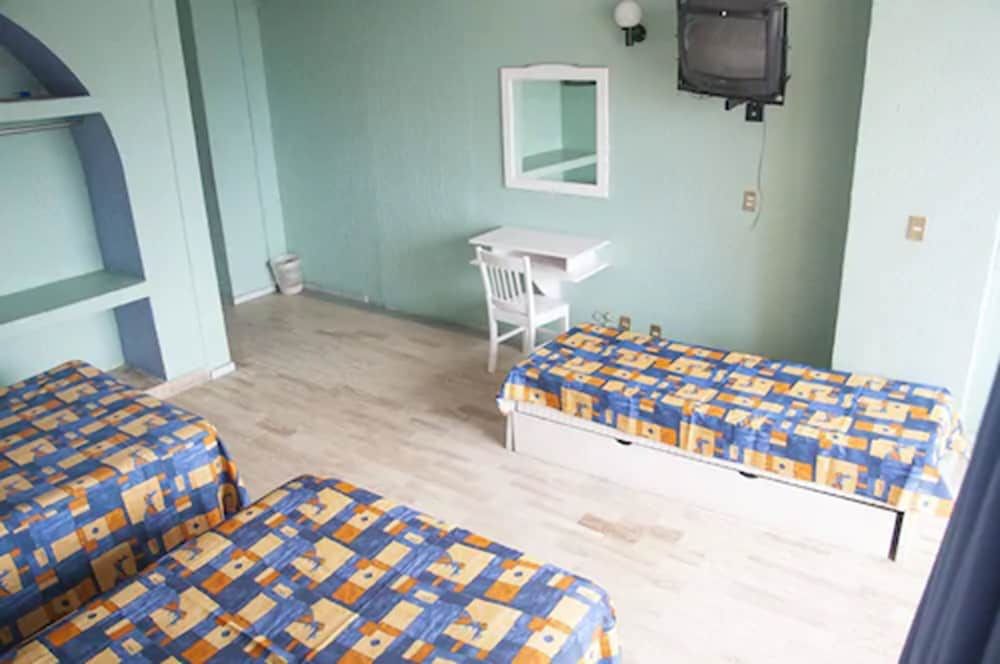 Dorados Acapulco Family Room, Multiple Beds 4