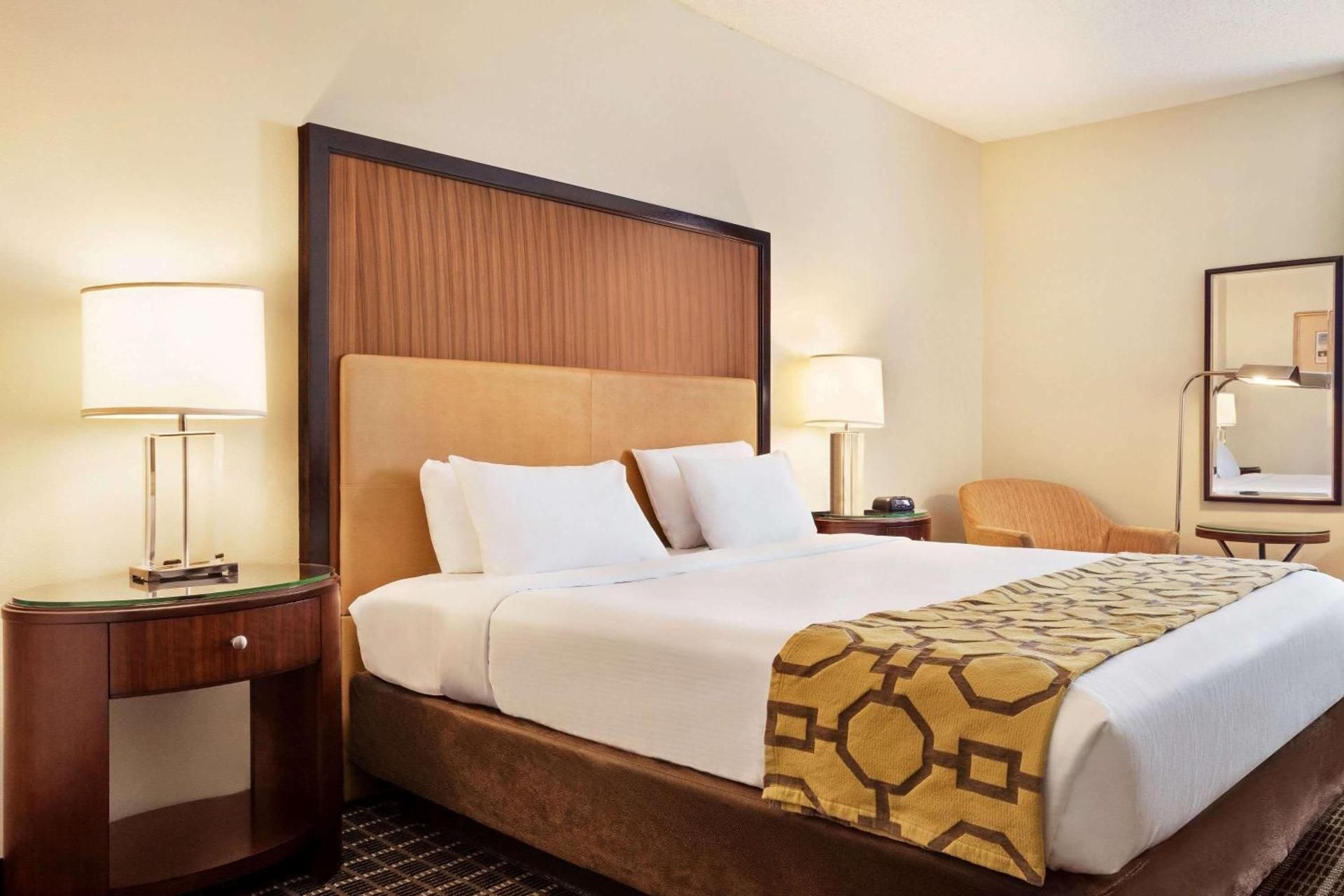 Belmont Inn King Room  with Roll In Shower - Mobility/Hearing Impaired/Non-Smoking