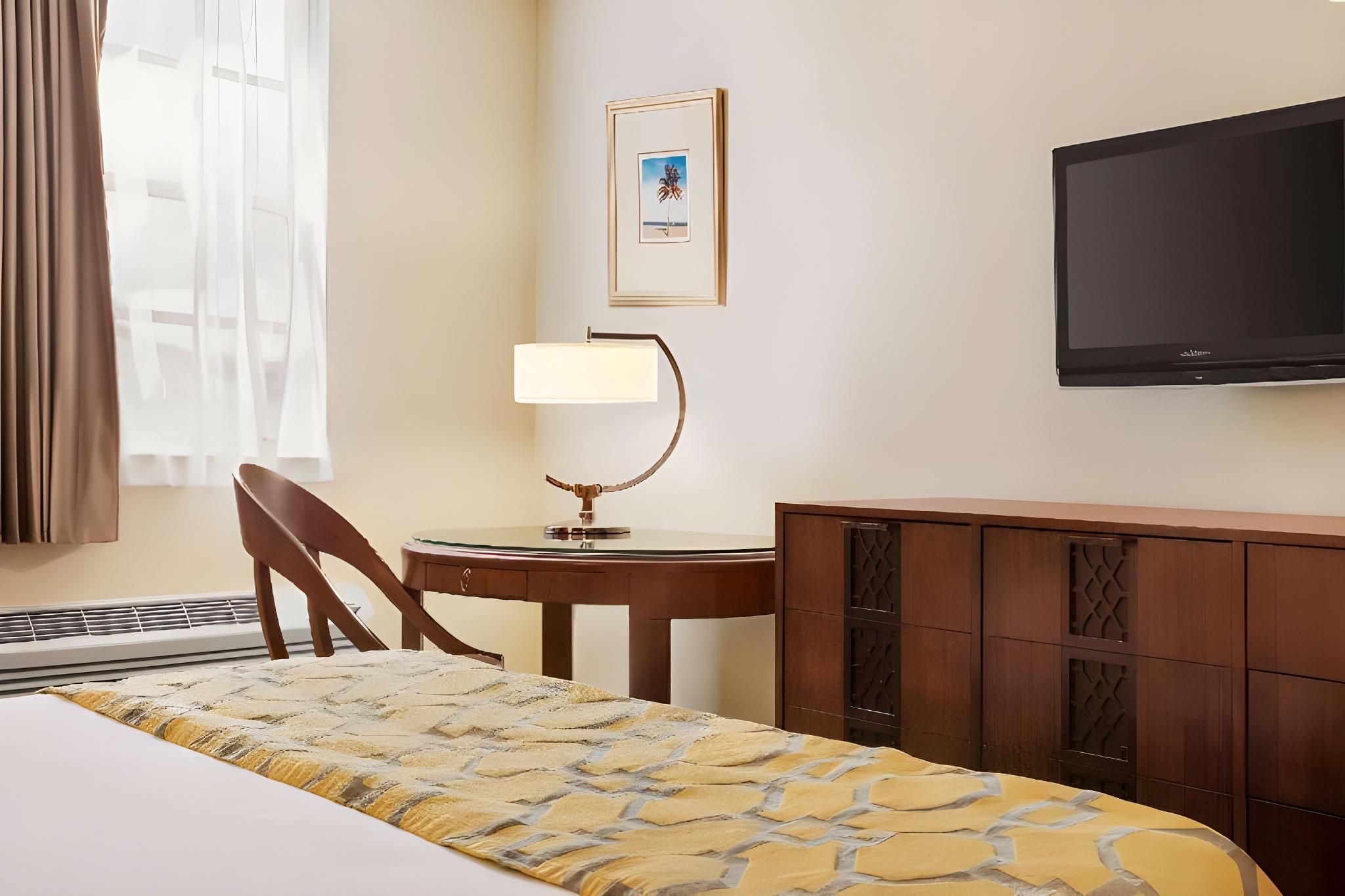 Studio Suite with Two Double Beds - Non-Smoking