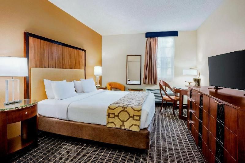 Belmont Inn King Room  with Roll In Shower - Mobility/Hearing Impaired/Non-Smoking 2