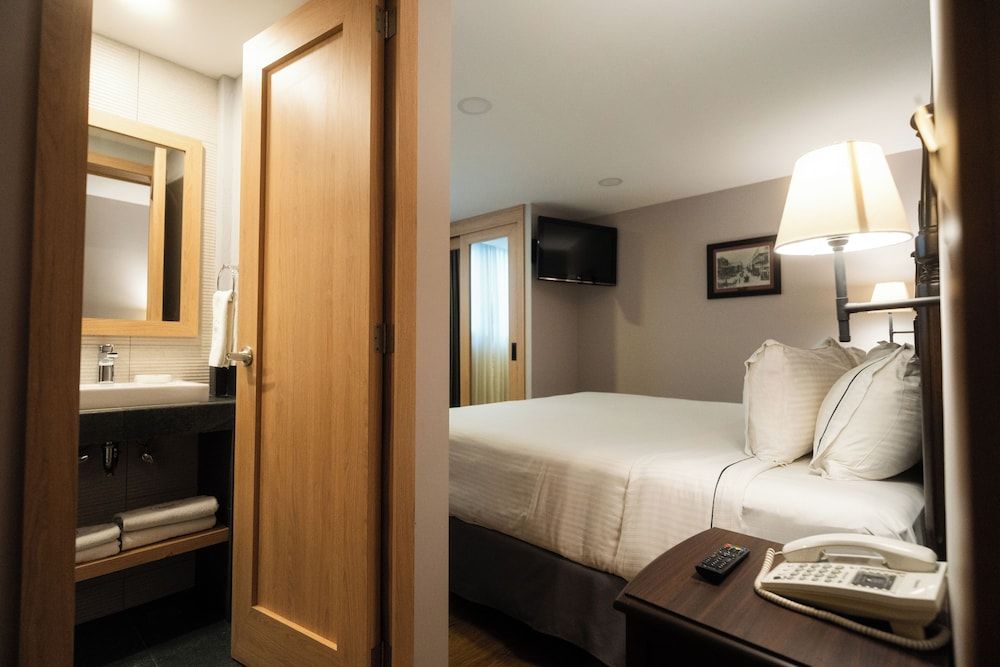 Canada Central & Rooftop Standard Room, 1 King Bed 4