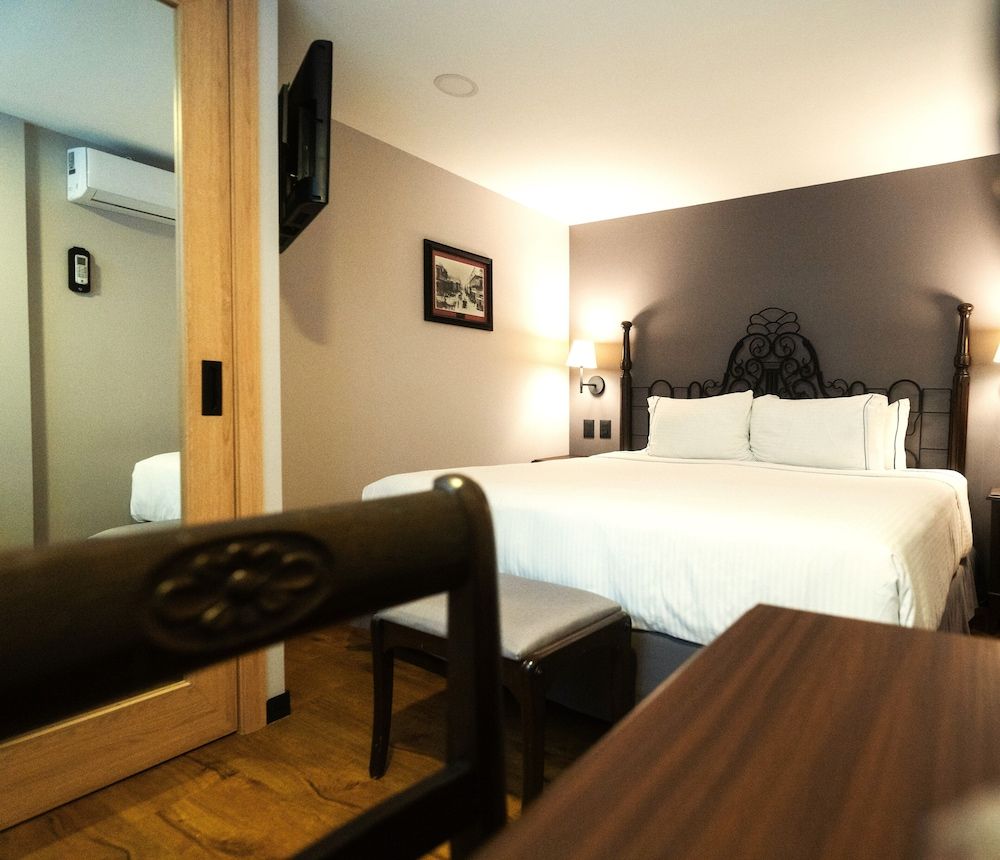 Canada Central & Rooftop Standard Room, 1 King Bed 2