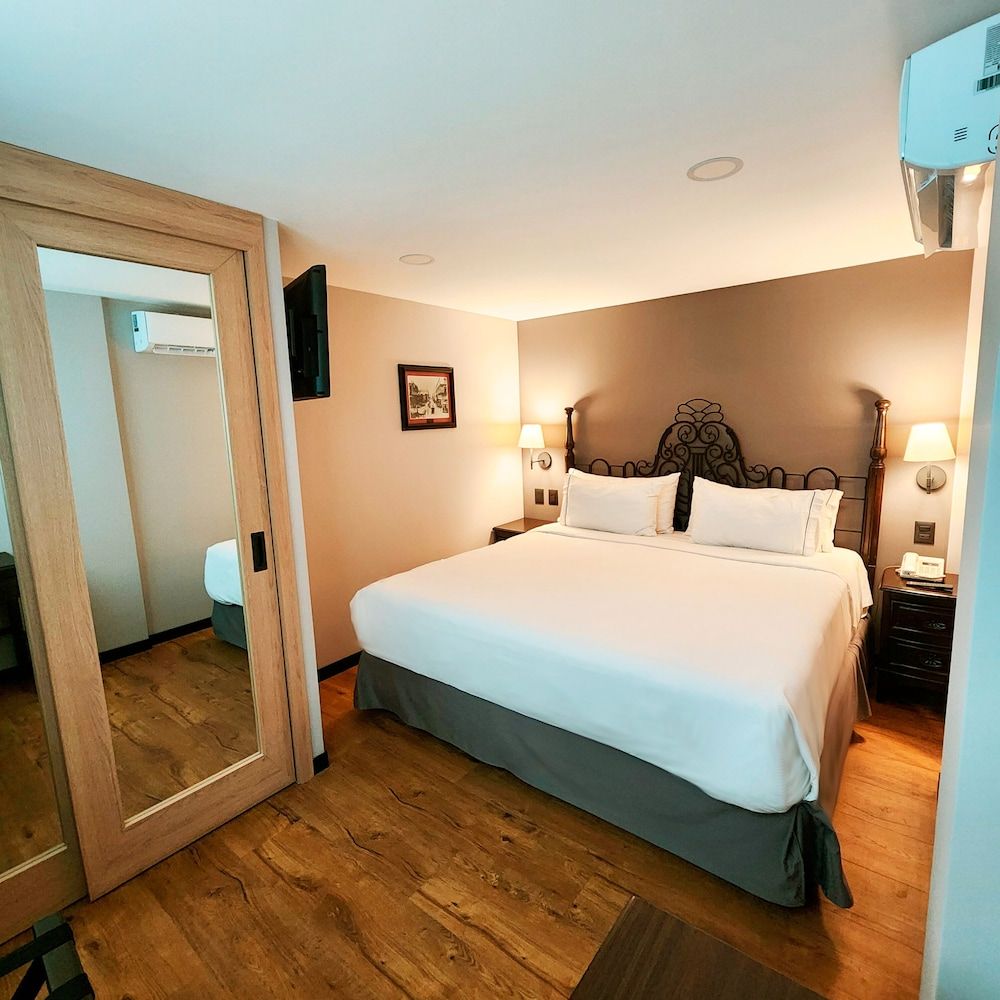 Canada Central & Rooftop Standard Room, 1 King Bed 3