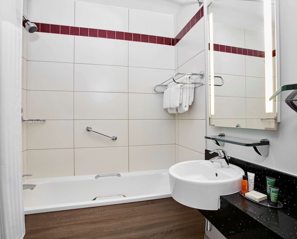 Hilton Garden Inn Dublin City Centre Room, 1 Queen Bed 5