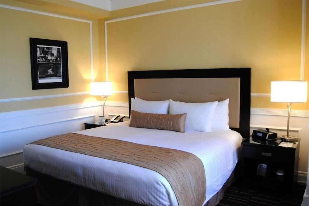undefined The Pickwick Hotel