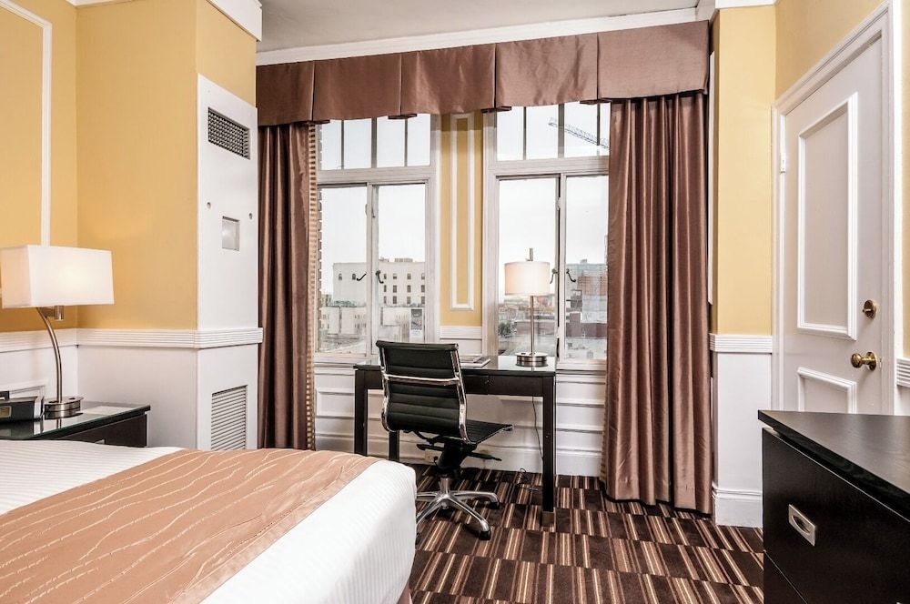 undefined The Pickwick Hotel 2