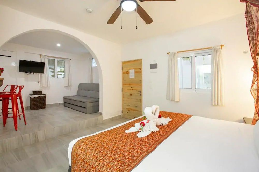 Ocean Zen Suites on 5th Avenue - Adults Only Honeymoon Suite, 1 King Bed with Sofa bed, Kitchenette, Courtyard View 4