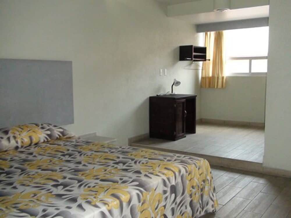 Hotel & Villas 7 Deluxe Room, 1 King Bed 3