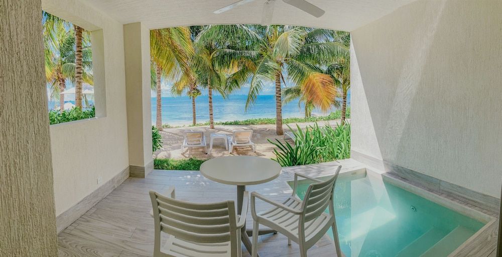 Izla Beach Front Hotel Superior Room, 1 King Bed, Private Pool, Sea View 4