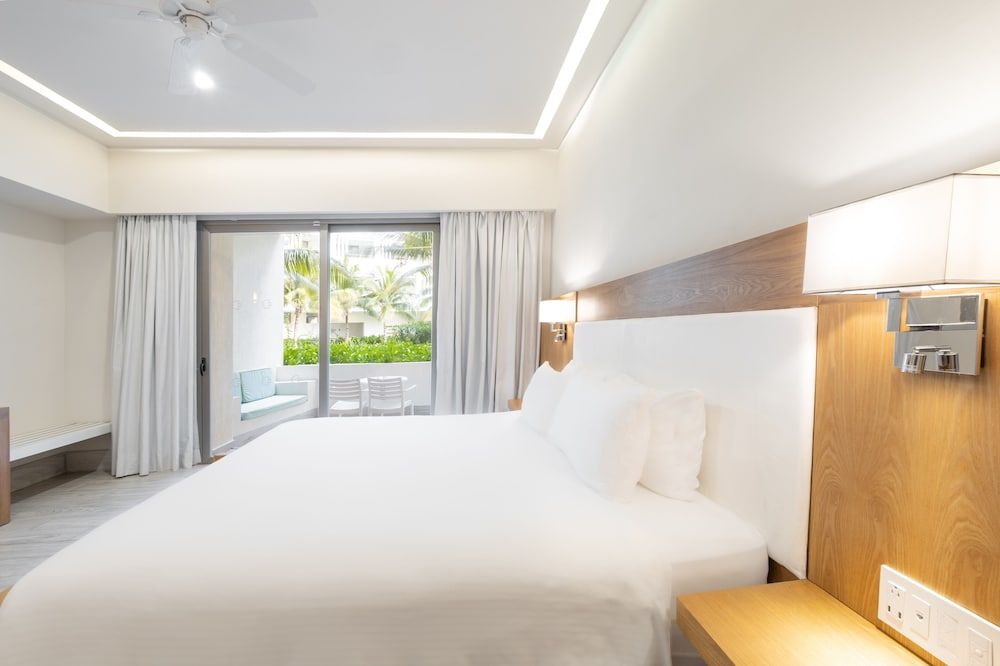 Izla Beach Front Hotel Deluxe Room, 1 King Bed, Garden View