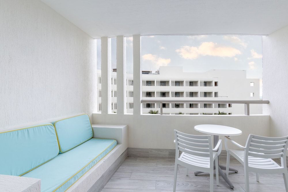 Izla Beach Front Hotel Deluxe Room, 2 Double Beds, Ocean View 4