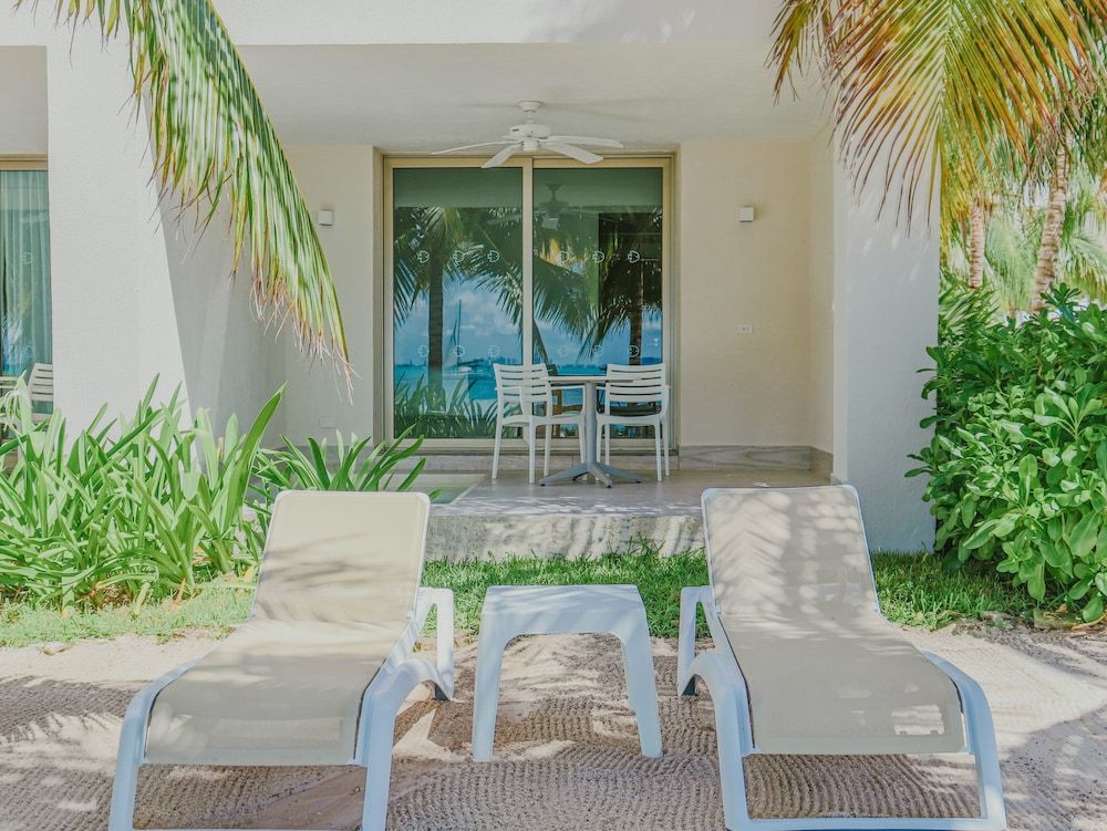 Izla Beach Front Hotel Superior Room, 1 King Bed, Private Pool, Sea View 3