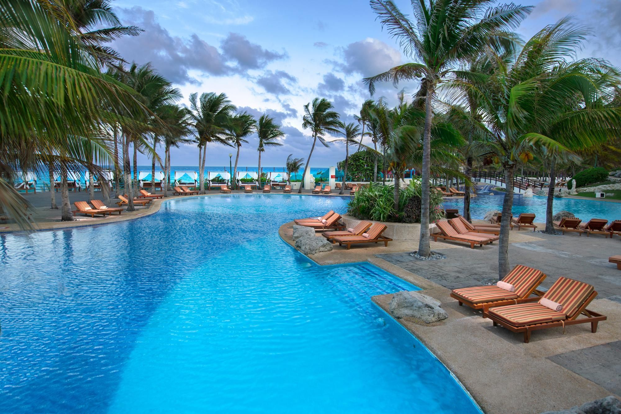 Swimming pool [outdoor]