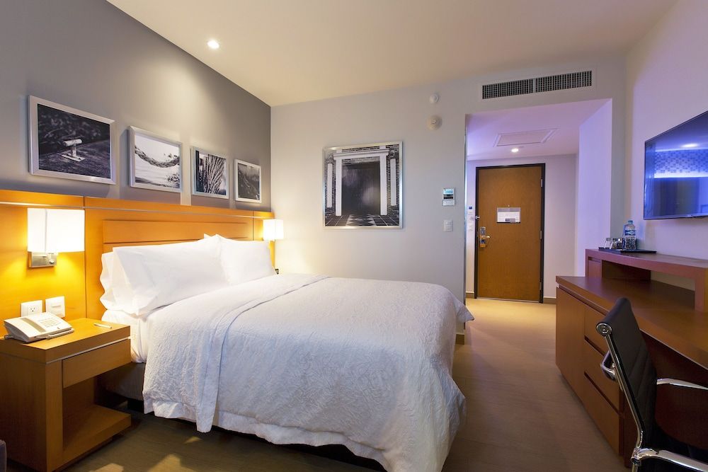 Hampton Inn & Suites by Hilton Paraiso Superior Room, 1 Queen Bed, Non Smoking, Refrigerator (Wet Bar) 3